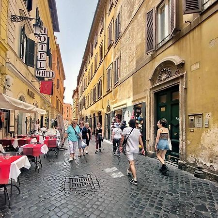 Ych-Butterfly Flat Close Trevi Fountain Rome Exterior photo