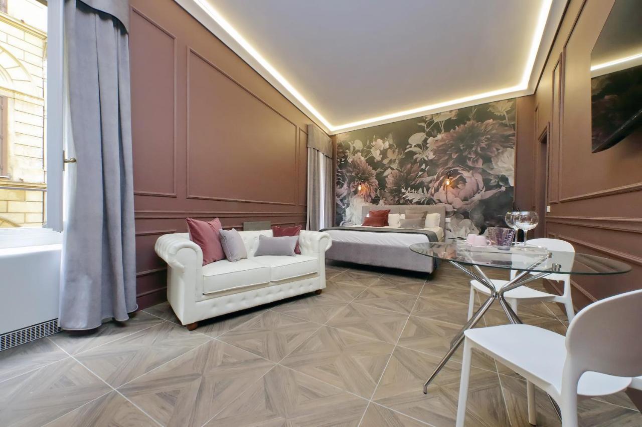 Ych-Butterfly Flat Close Trevi Fountain Rome Exterior photo
