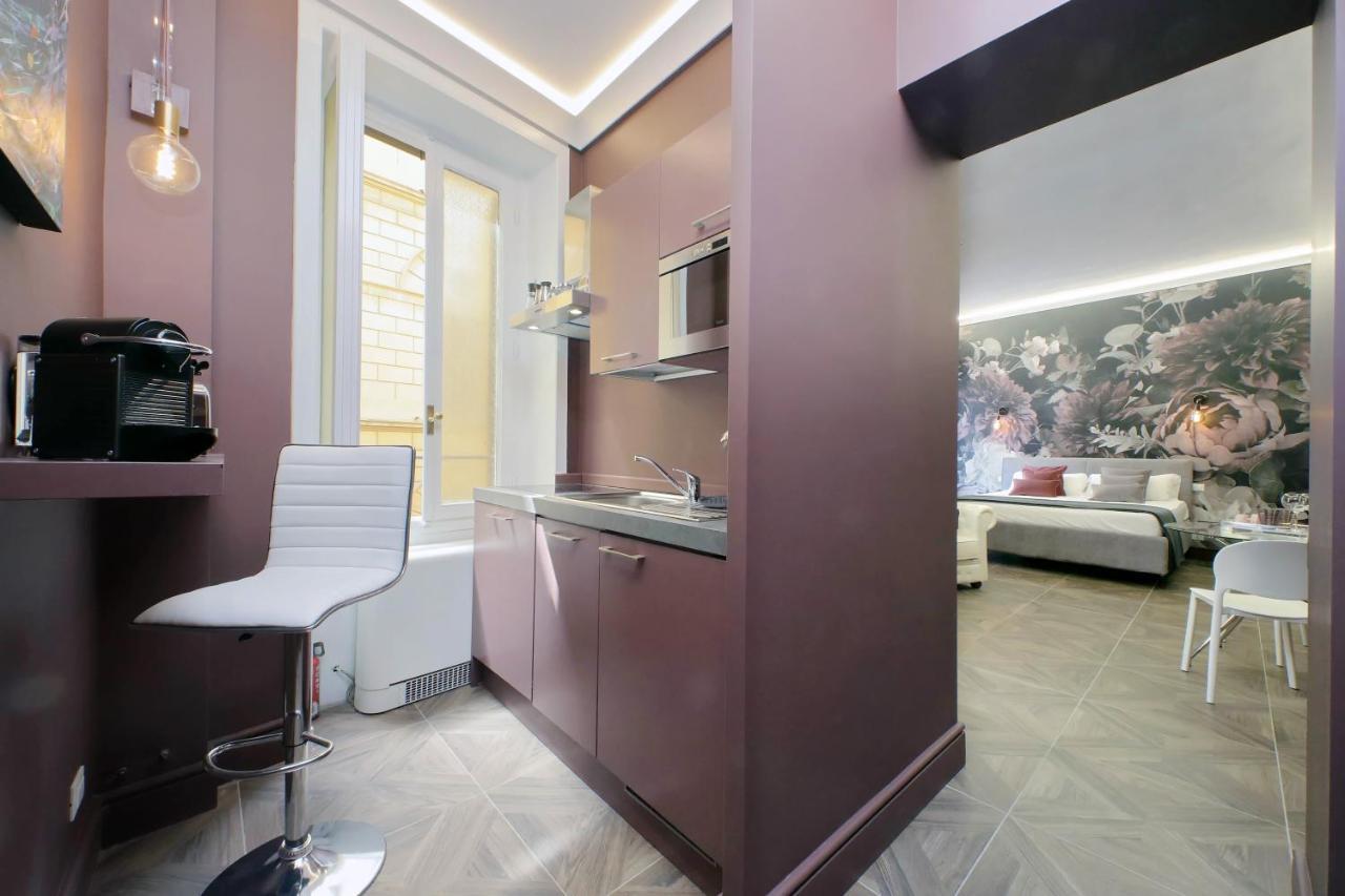 Ych-Butterfly Flat Close Trevi Fountain Rome Exterior photo